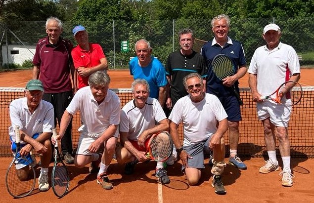 Ein Bild, das Person, Baum, draußen, Sport enthält.  Automatisch generierte Beschreibung