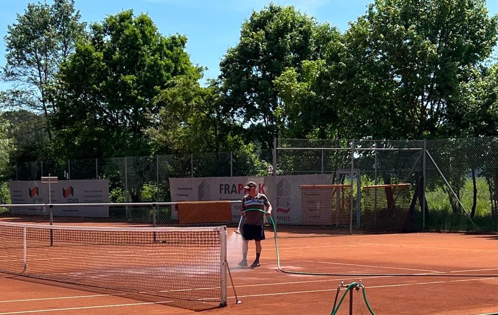 Ein Bild, das Baum, Himmel, Tennis, draußen enthält.  Automatisch generierte Beschreibung